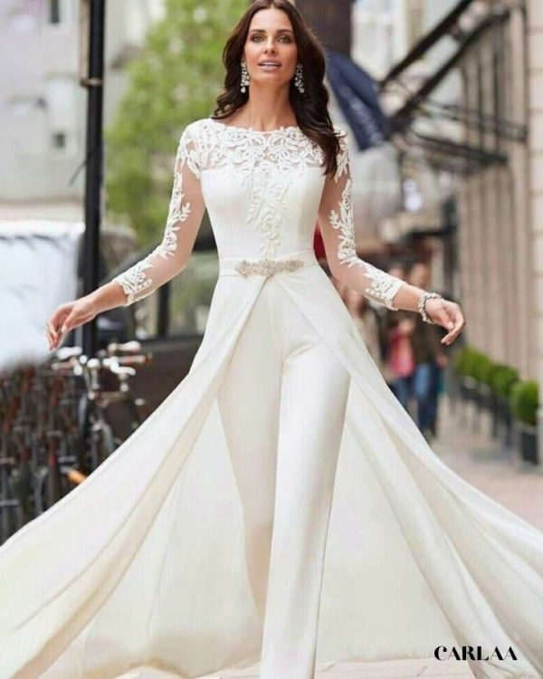 Combinaison avec traîne amovible