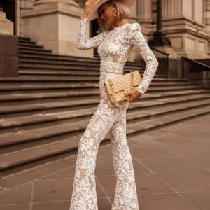 combinaison blanche avec détails en dentelle