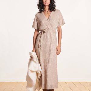 robe mi-longue cintrée dorée à paillettes manches courtes
