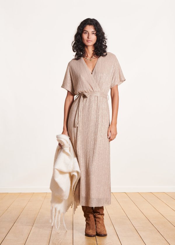robe mi-longue cintrée dorée à paillettes manches courtes