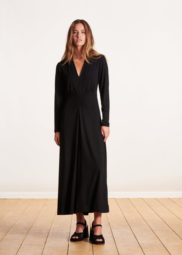 robe mi-longue noire cintrée col V